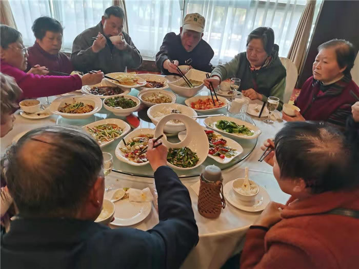 綿陽中旅假日旅行社舉行新疆南疆專列(漠河專列)華陽避暑線路推薦會暨客戶答謝會